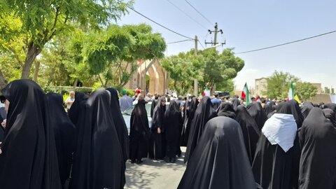 تصاویر/حضور طلاب مدرسه علمیه مهدیه خنداب در راهپیمایی جمعه های خشم و نصر