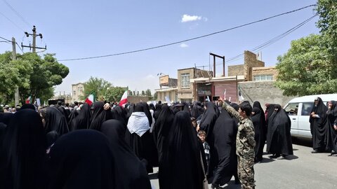تصاویر/حضور طلاب مدرسه علمیه مهدیه خنداب در راهپیمایی جمعه های خشم و نصر