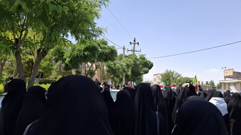تصاویر/حضور طلاب مدرسه علمیه مهدیه خنداب در راهپیمایی جمعه های خشم و نصر