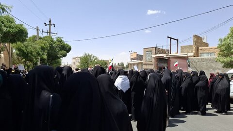تصاویر/حضور طلاب مدرسه علمیه مهدیه خنداب در راهپیمایی جمعه های خشم و نصر