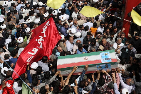 تصاویر/  تشییع 5 شهید استان قم در حملات رژیم صهیونیستی در راهپیمای جمعه های "خشم و نصر"