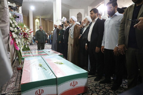 تصاویر/  تشییع 5 شهید استان قم در حملات رژیم صهیونیستی در راهپیمای جمعه های "خشم و نصر"