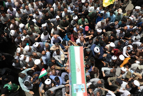 تصاویر/  تشییع 5 شهید استان قم در حملات رژیم صهیونیستی در راهپیمای جمعه های "خشم و نصر"