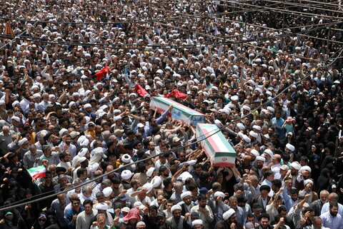تصاویر/  تشییع 5 شهید استان قم در حملات رژیم صهیونیستی در راهپیمای جمعه های "خشم و نصر"