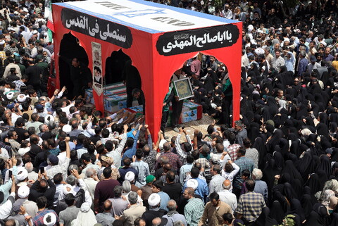 تصاویر/  تشییع 5 شهید استان قم در حملات رژیم صهیونیستی در راهپیمای جمعه های "خشم و نصر"