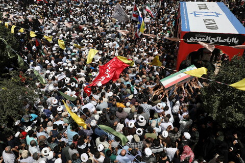 تصاویر/  تشییع 5 شهید استان قم در حملات رژیم صهیونیستی در راهپیمای جمعه های "خشم و نصر"