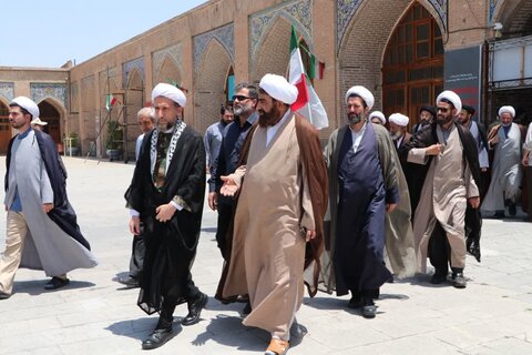 تصاویر / اجتماع اساتید ،کادر ،طلاب وروحانیون حوزه علمیه قزوین در حمایت از مرجعیت و ولایت