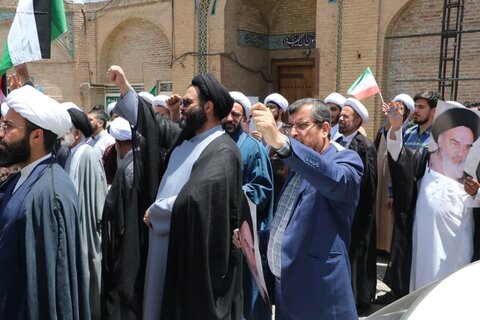 تصاویر / اجتماع اساتید ،کادر ،طلاب وروحانیون حوزه علمیه قزوین در حمایت از مرجعیت و ولایت