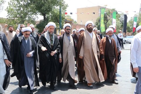 تصاویر / اجتماع اساتید ،کادر ،طلاب وروحانیون حوزه علمیه قزوین در حمایت از مرجعیت و ولایت