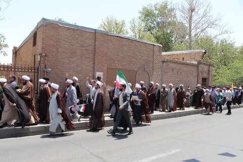 تصاویر / اجتماع اساتید ،کادر ،طلاب وروحانیون حوزه علمیه قزوین در حمایت از مرجعیت و ولایت