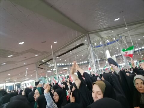 تصاویری از حضور طلاب مدرسه علمیه  تخصصی ریحانه النبی (س)اراک در نماز جمعه و راهپیمایی جمعه خشم و نصر