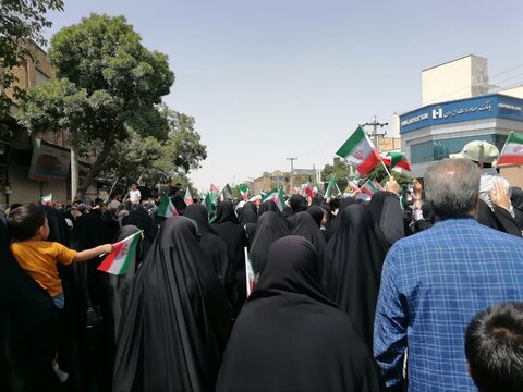 تصاویری از حضور طلاب مدرسه علمیه  تخصصی ریحانه النبی (س)اراک در نماز جمعه و راهپیمایی جمعه خشم و نصر