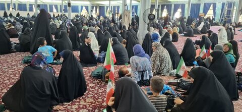 تصاویری از حضور طلاب مدرسه علمیه  تخصصی ریحانه النبی (س)اراک در نماز جمعه و راهپیمایی جمعه خشم و نصر