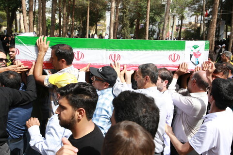 تصاویر / تشییع پیکر مطهر11 شهید تجاوز رژیم صهیونیستی  در اصفهان