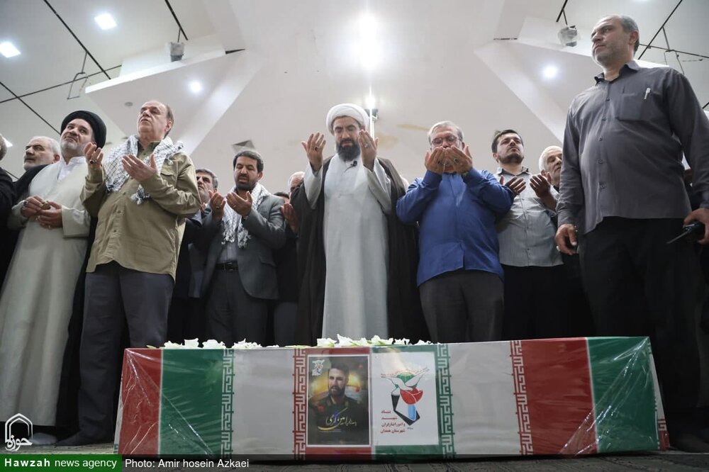 تصاویر / اقامه نماز بر پیکر شهید امین کرمی