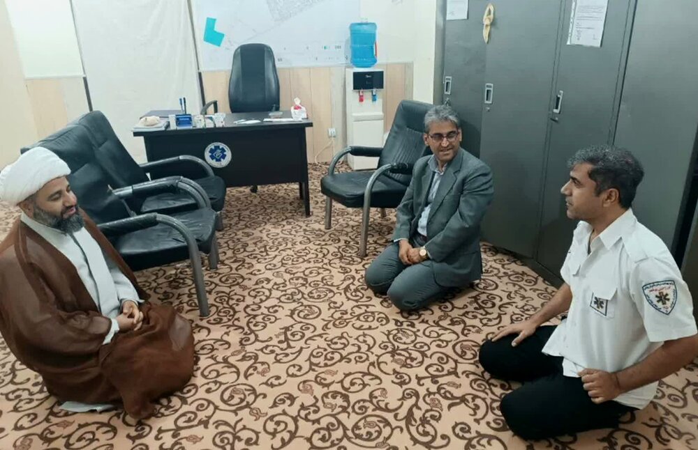 بازدید شبانه امامجمعه خارگ از مراکز خدماتی+ عکس