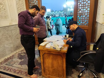برگزاری ۳۳ میز خدمت در حرم مطهر حضرت معصومه(س)