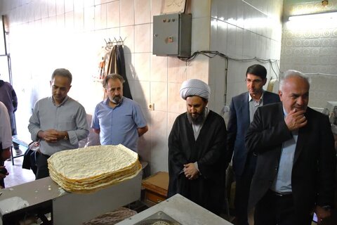تصاویر/ بازدید امام جمعه شهرستان خوی از نانوایی‌های سطح شهر