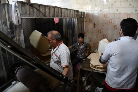 تصاویر/ بازدید امام جمعه شهرستان خوی از نانوایی‌های سطح شهر