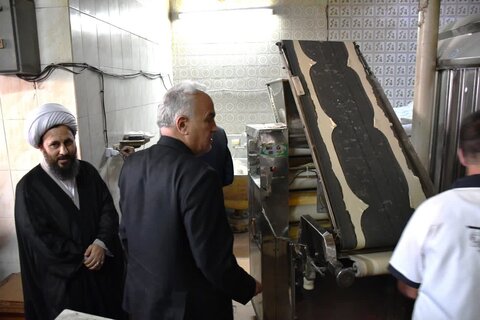 تصاویر/ بازدید امام جمعه شهرستان خوی از نانوایی‌های سطح شهر