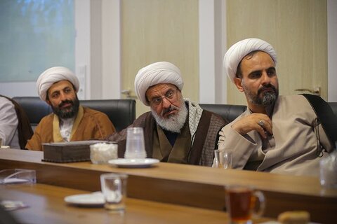 تصاویر / نشست ماهانه ائمه جمعه استان قزوین با حضور نماینده ولی فقیه در استانقزوین برگزار شد.