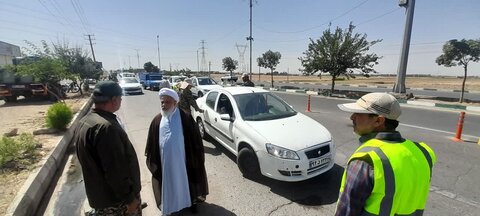 تصاویر / بازدید  امام‌جمعه شهرستان آبیک از ایستگاه‌‌ بازرسی ورودی شهر آبیک  و عرض خدا قوت به بسیجیان