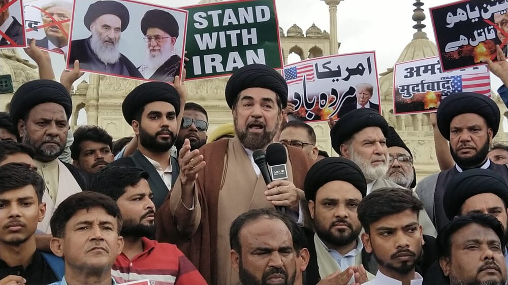 لکھنؤ میں آیت اللہ خامنہ ای کے قتل کی دھمکیوں اور میڈیا کے گستاخ رویّے کے خلاف احتجاج