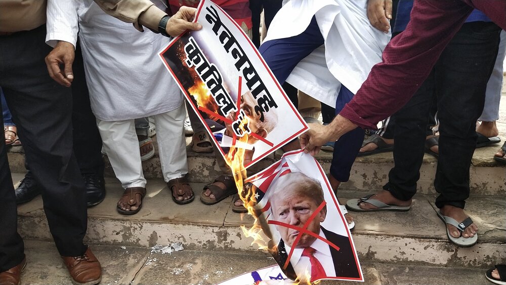 لکھنؤ میں آیت اللہ خامنہ ای کے قتل کی دھمکیوں اور میڈیا کے گستاخ رویّے کے خلاف احتجاج