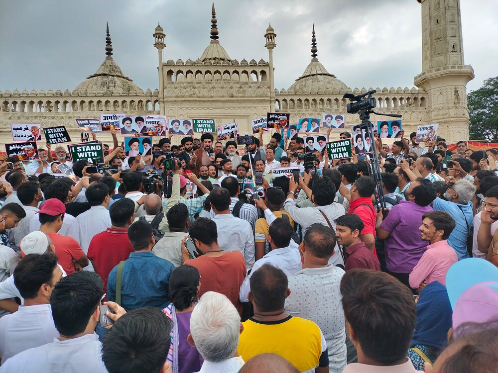 لکھنؤ میں آیت اللہ خامنہ ای کے قتل کی دھمکیوں اور میڈیا کے گستاخ رویّے کے خلاف احتجاج