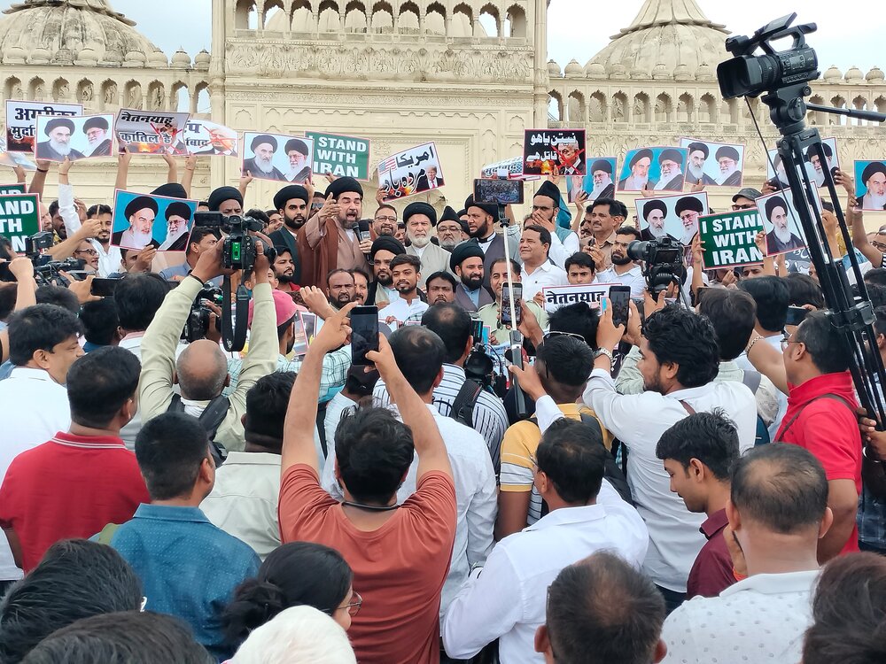 लखनऊ मे आयतुल्लाह ख़ामेनेई के हत्या की धमकीयो और मीडिया के दुसाहसी व्यवहार के खिलाफ प्रदर्शन