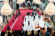بالصور/ فرش الحرم الحسيني المطهر بالكاربت الأحمر ايذاناً بحلول شهر المحرم الحرام