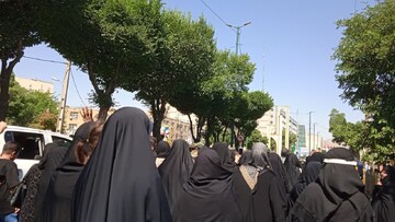 تصاویر/ حضور کادر و طلاب مدرسه ریحانه النبی (س) در تشییع شهید حسن آقائی