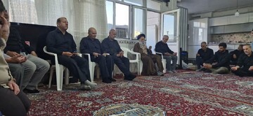 حضور آیت الله موسوی اصفهانی در منزل شهید کرمی