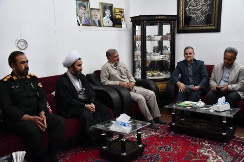 تصاویر/ دیدار امام جمعه خوی با ۲ خانواده شهید