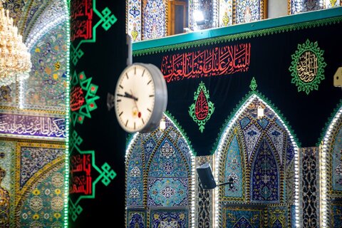 مرقد الإمام الحسين (ع) يكتسي بالسواد إيذانًا بقدوم شهر المحرم الحرام