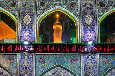 مرقد الإمام الحسين (ع) يكتسي بالسواد إيذانًا بقدوم شهر المحرم الحرام