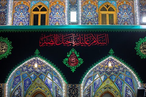 مرقد الإمام الحسين (ع) يكتسي بالسواد إيذانًا بقدوم شهر المحرم الحرام