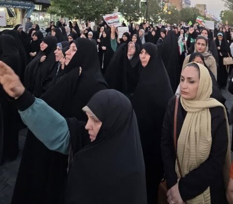 تصاویر/حضور اساتید،کادر و طلاب مدرسه علمیه فاطمه الزهرا (س)ساوه در محکومیت تجاوز آمریکا به زیر ساخت هسته‌ای کشور