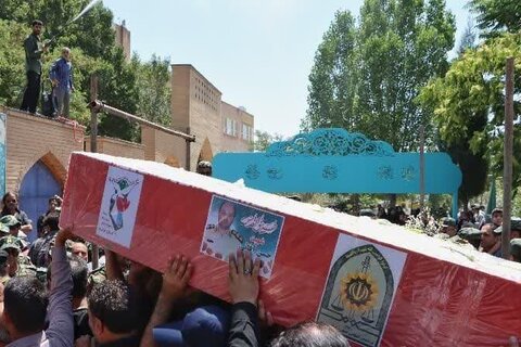 تصاویر/حضور کادر و طلاب مدرسه ریحانه النبی (س) در تشییع شهید حسن آقائی