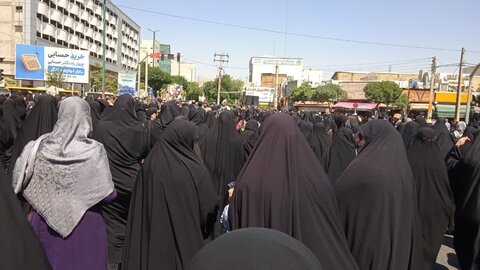 تصاویر/حضور کادر و طلاب مدرسه ریحانه النبی (س) در تشییع شهید حسن آقائی