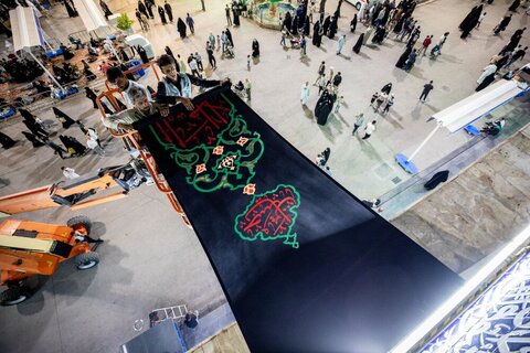 Images/ Le sanctuaire sacré de l'Imam Hussein (que la paix soit sur lui) est recouvert de noir à l'occasion de l'arrivée du mois de Muharram.