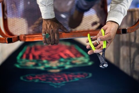 Images/ Le sanctuaire sacré de l'Imam Hussein (que la paix soit sur lui) est recouvert de noir à l'occasion de l'arrivée du mois de Muharram.