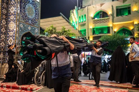 Images/ Le sanctuaire sacré de l'Imam Hussein (que la paix soit sur lui) est recouvert de noir à l'occasion de l'arrivée du mois de Muharram.