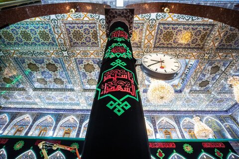 Images/ Le sanctuaire sacré de l'Imam Hussein (que la paix soit sur lui) est recouvert de noir à l'occasion de l'arrivée du mois de Muharram.