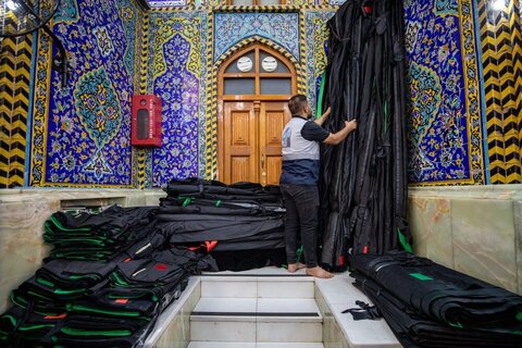 Images/ Le sanctuaire sacré de l'Imam Hussein (que la paix soit sur lui) est recouvert de noir à l'occasion de l'arrivée du mois de Muharram.