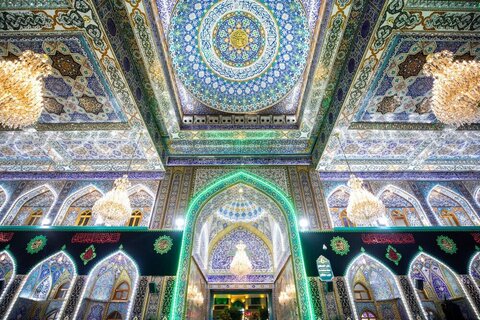 Images/ Le sanctuaire sacré de l'Imam Hussein (que la paix soit sur lui) est recouvert de noir à l'occasion de l'arrivée du mois de Muharram.