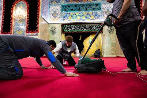 فرش الحرم الحسيني المطهر بالكاربت الأحمر ايذاناً بحلول شهر المحرم الحرام