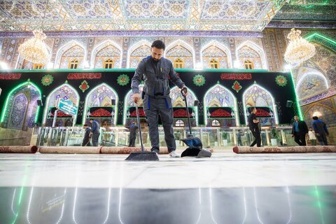فرش الحرم الحسيني المطهر بالكاربت الأحمر ايذاناً بحلول شهر المحرم الحرام