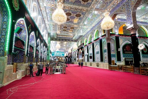 فرش الحرم الحسيني المطهر بالكاربت الأحمر ايذاناً بحلول شهر المحرم الحرام