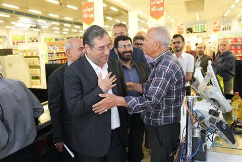 تصاویر/ بازدید استاندار آذربایجان غربی از فروشگاه ها و بازار شهر ارومیه